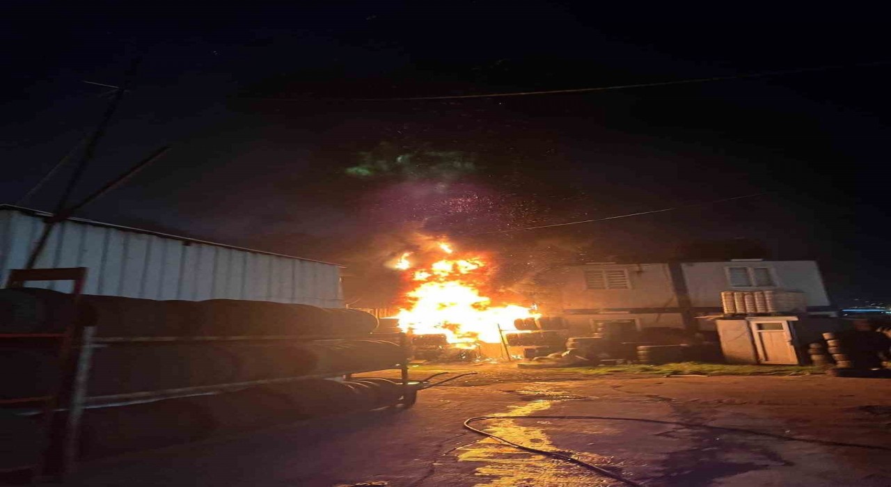 Başakşehirde sobadan sıçrayan kıvılcımlar iki iş yerini yaktı