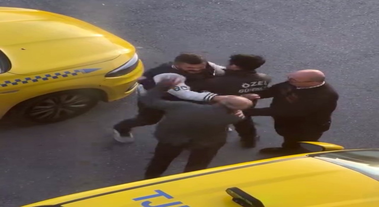 Başakşehirde taksiciye meslektaşının tokatlı saldırısı kamerada