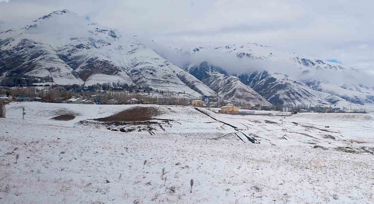 Başkale beyaza büründü