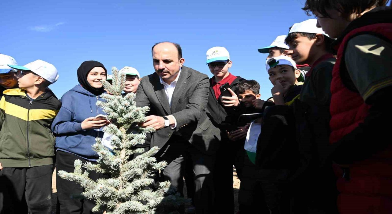 Başkan Altay Geleceğe Nefes Konyaya Hayat programında öğrencilerle fidan dikti