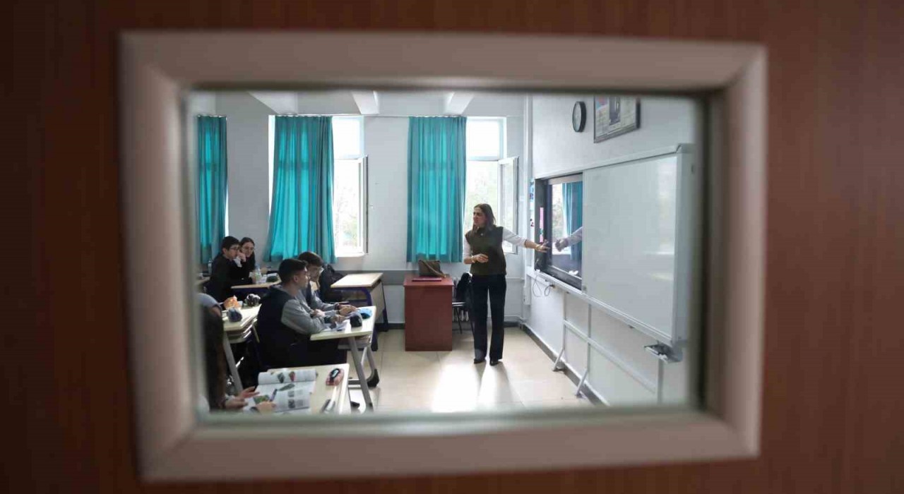 Başkan Çolakbayrakdardan Kocasinandaki tüm öğretmenlere anlamlı hediye