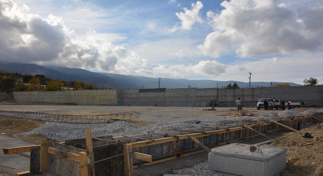 Başkan Kumral devam eden sosyal tesis ve spor sahası projelerini yerinde inceledi