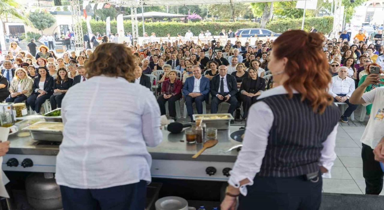 Başkan Seçer, Tarsustaki festivalde Gastronomi Showa katıldı