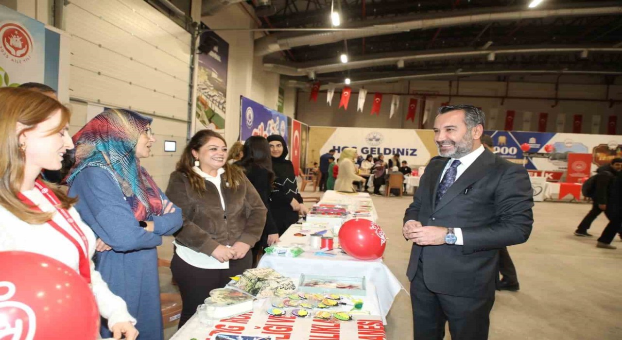 Başkan Şerifoğulları, AileFestte ailelerle buluştu; genç çiftin nikahını kıydı