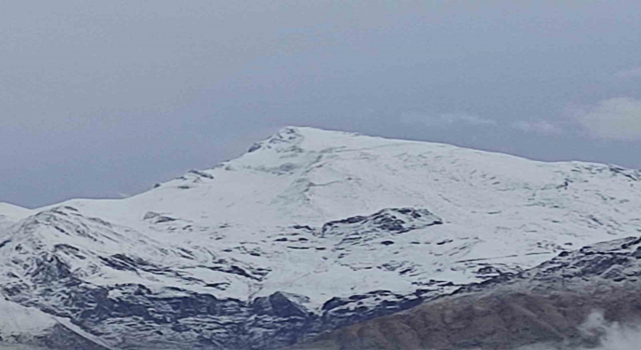 Batmana mevsimin ilk karı yağdı
