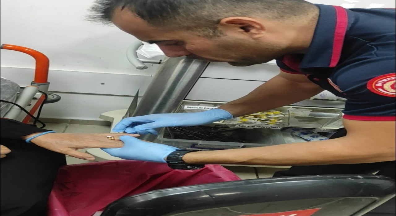 Batmanda itfaiye ve sağlık ekiplerinden ortak yüzük çıkartma operasyonu