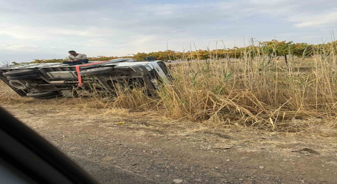 Batmanda kayan kamyonet devrildi: 5 kişi kazadan burnu kanamadan kurtuldu