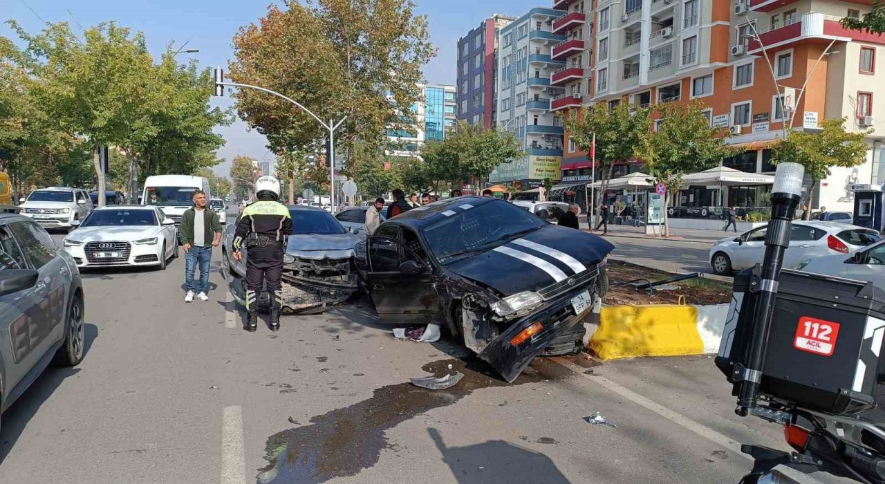 Batmanda kontrolden çıkan otomobil orta refüje çıktı