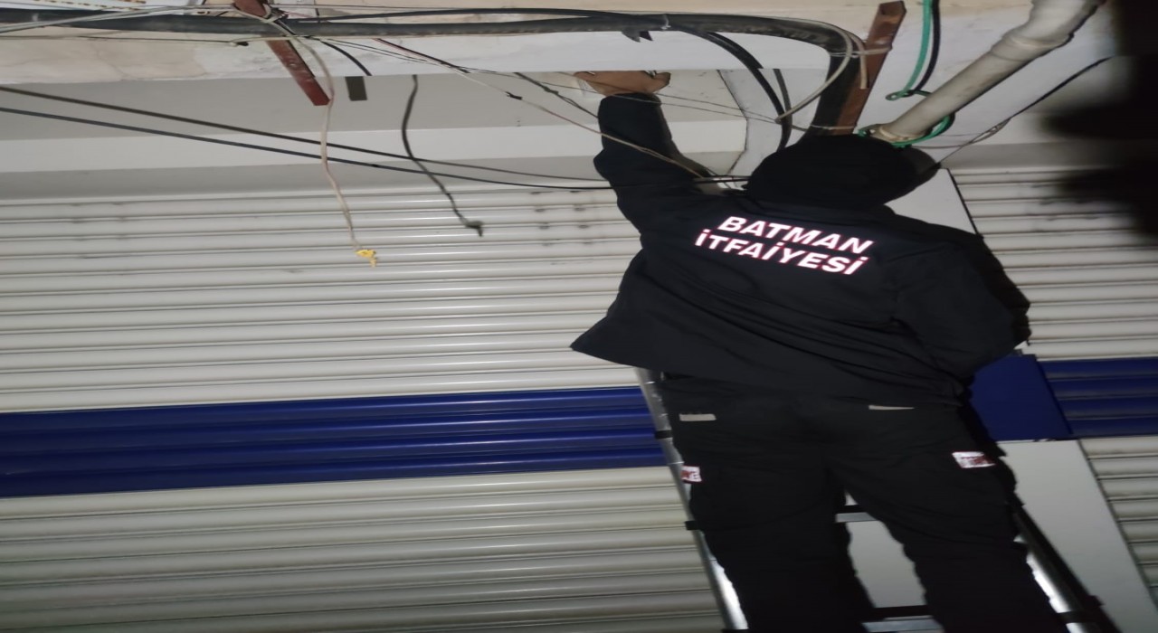 Batmanda kuaför dükkanında mahsur kalan 3 kişiyi itfaiye kurtardı