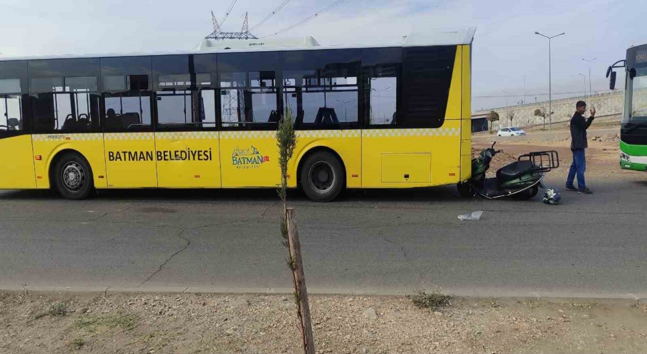 Batmanda motosiklet, halk otobüsüne çarptı: 1 yaralı