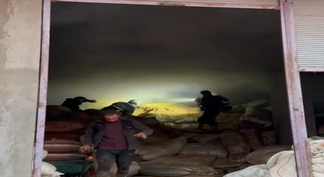 Batmanda saman ve arpa deposunda yangın