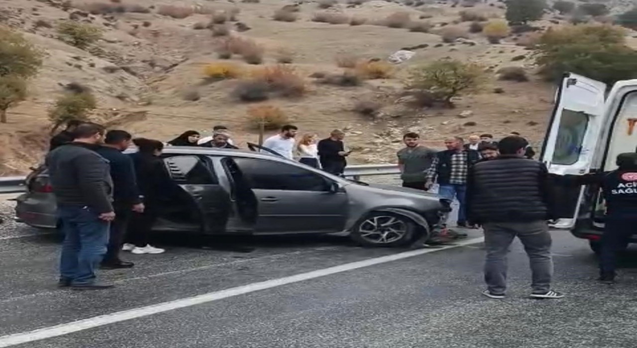 Batmanda trafik kazası: Sürücü bariyerlere çarpan araçta sıkıştı