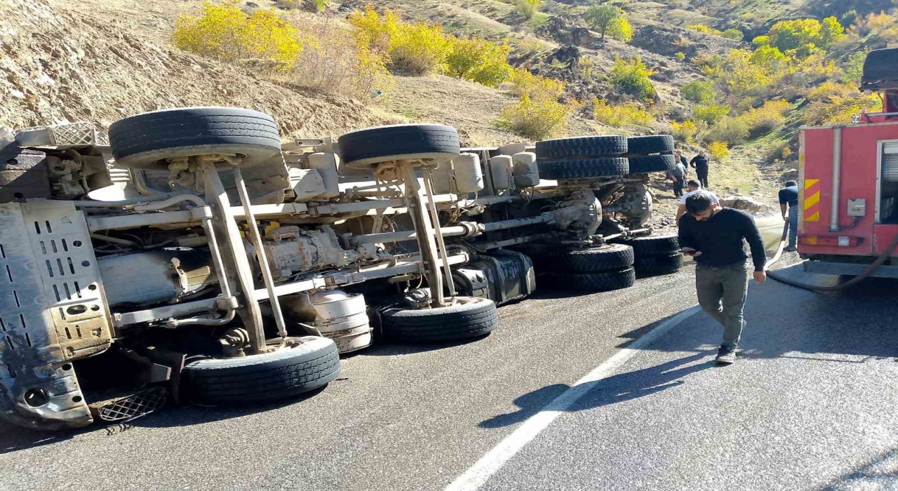 Batmanda virajı alamayan asfalt yüklü kamyon devrildi