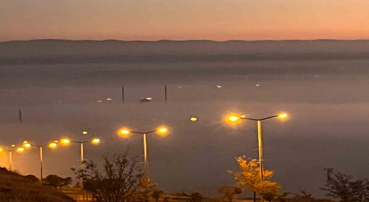 Batmanda yoğun sis ve gün batımı kartpostallık manzara oluşturdu