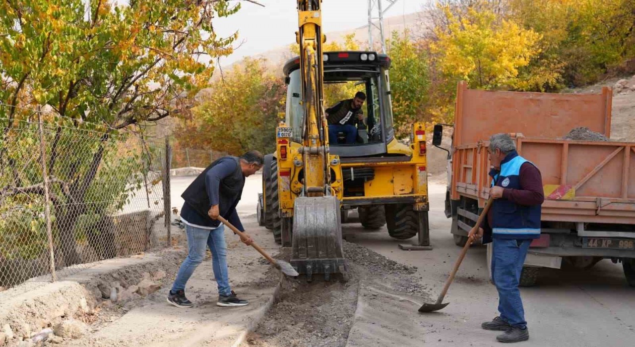 Battalgazi Belediyesi Çamurlu Mahallesinde asfalt yama çalışması yaptı