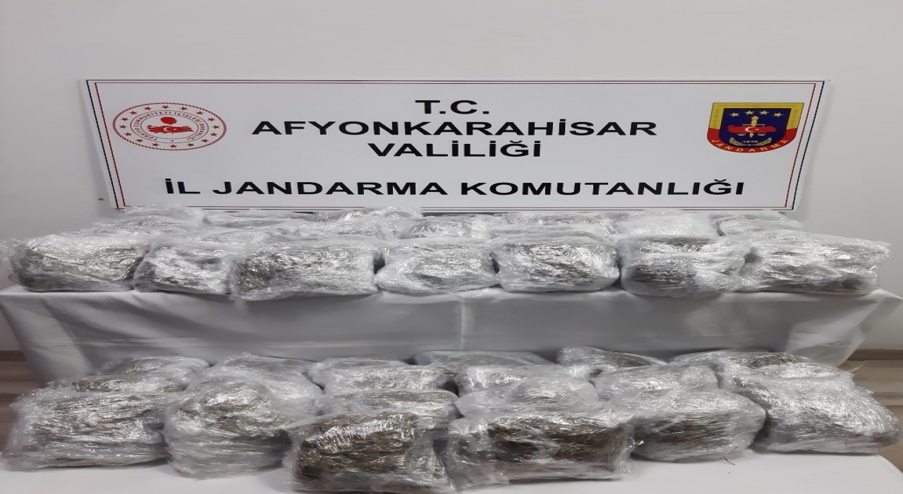 Bavulların içerisinden yaklaşık 17 kilogram uyuşturucu çıktı