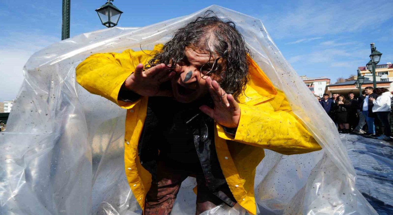 Bayburtta alışılmışın dışında bir performans: Naylona sarılıp Çoruhun serin suyuyla arındı