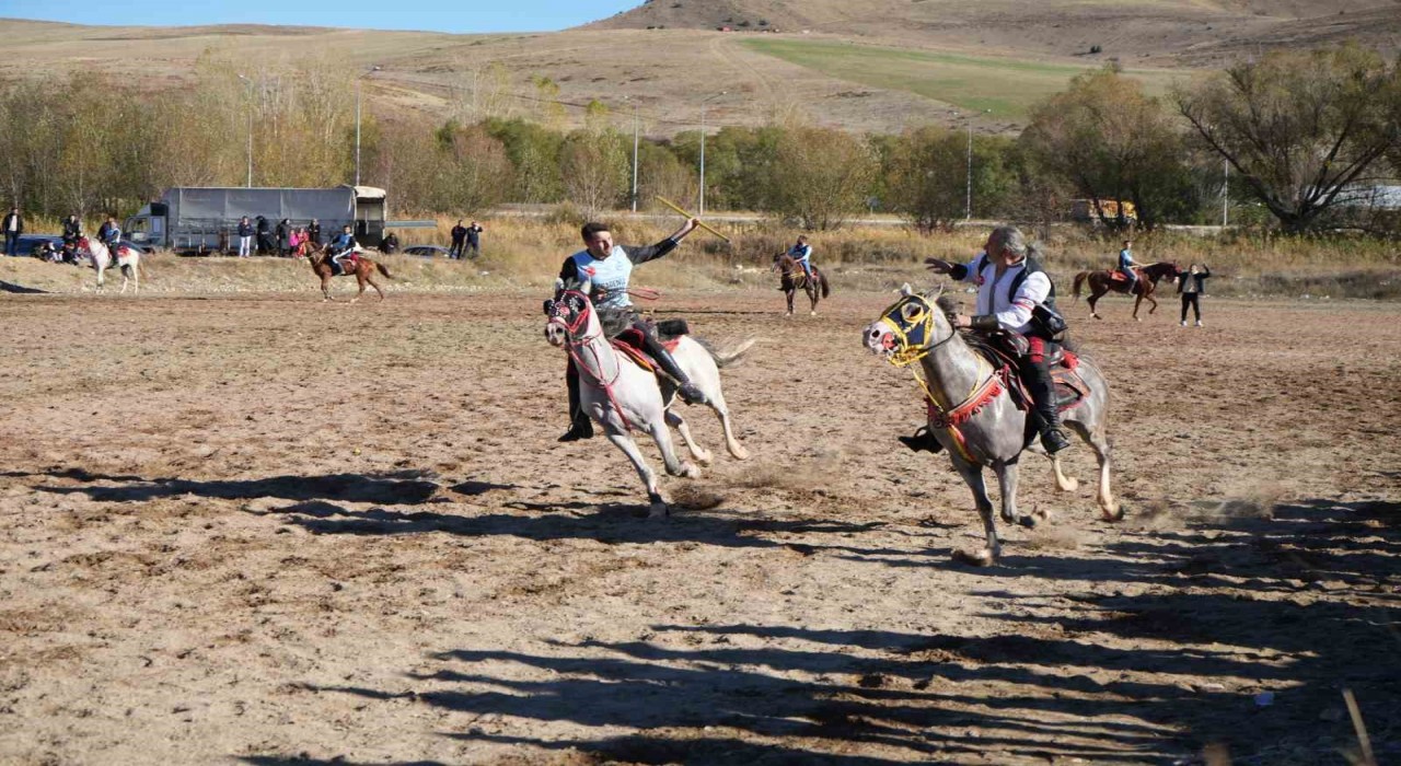 Bayburtta cirit nefes kesti: Atlar dostluk için dörtnala koştu