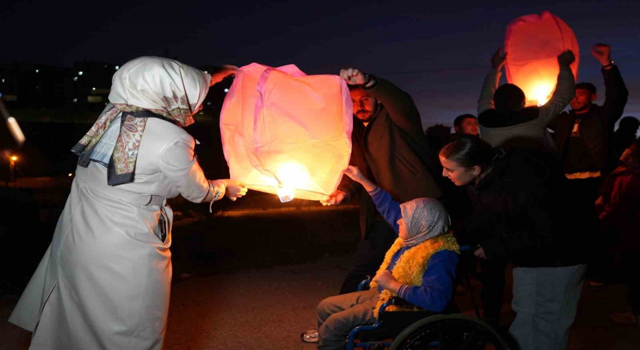 Bayburtta özel öğrenciler eşit ve adil bir dünya için dilek fenerlerini gökyüzüne bıraktı