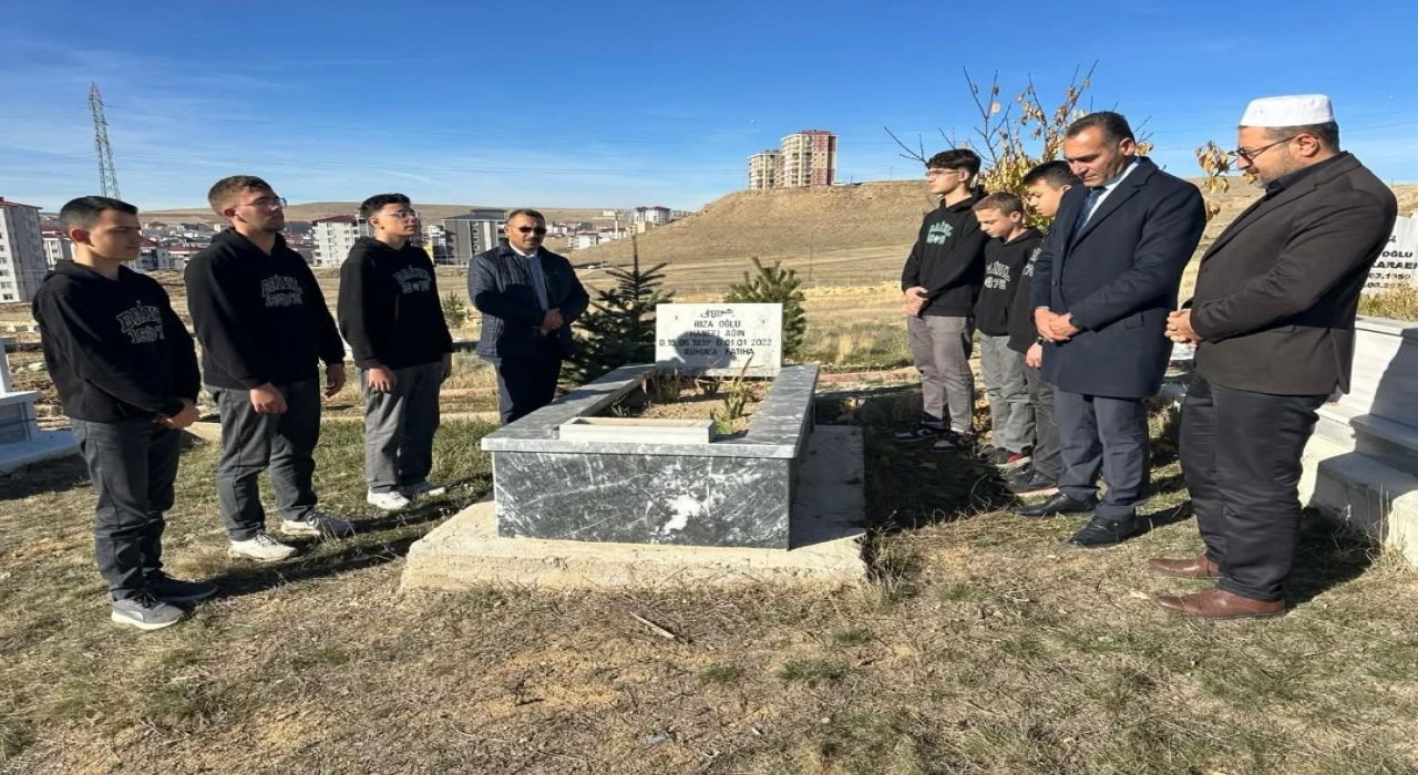 Bayburtta vefat eden öğretmenler mezarları başında dualarla anıldı