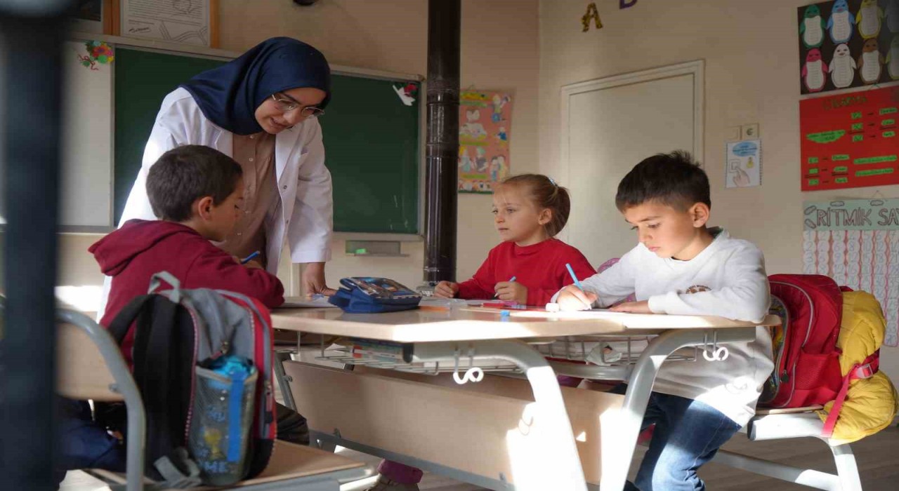 Bayburtun dağ köyünün hem öğretmeni hem gelini: Zahide öğretmen 3 öğrencisine ışık oluyor