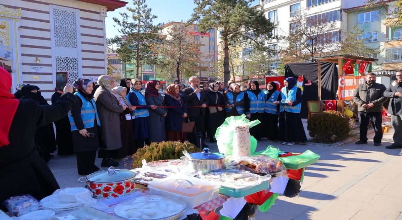 Bayburtun farklı noktalarında Filistin yararına hayır çarşıları kuruldu