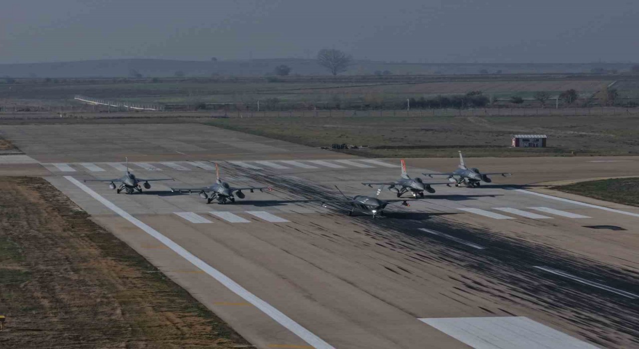 Bayraktar KIZILELMA hava-hava füzesiyle hedefi vurdu