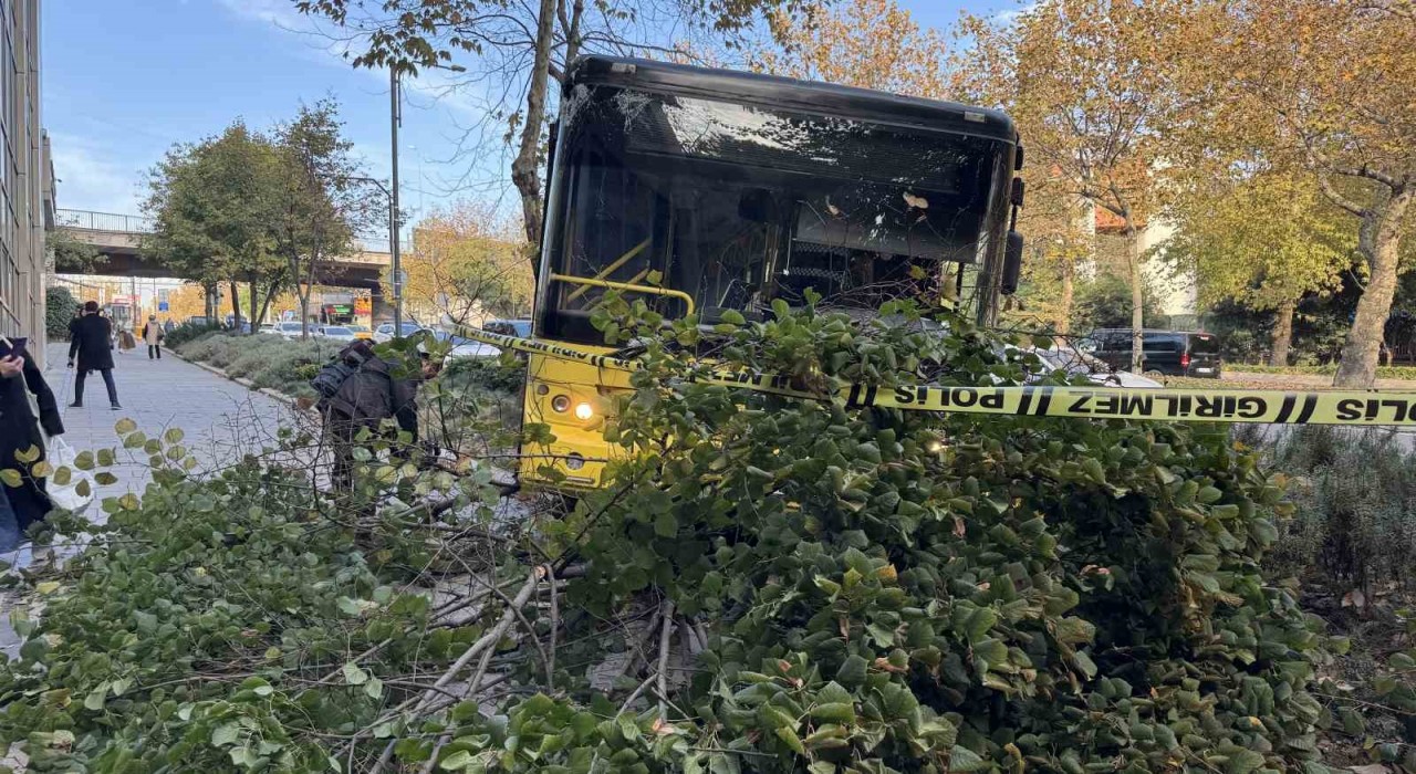 Beşiktaşta İETT şoförü seyir halindeyken kalp krizi geçirdi