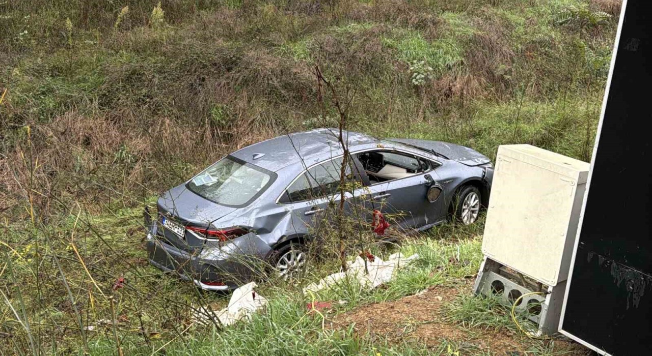 Beşiktaşta takla atan araç şarampole uçtu: Sürücü yaralandı