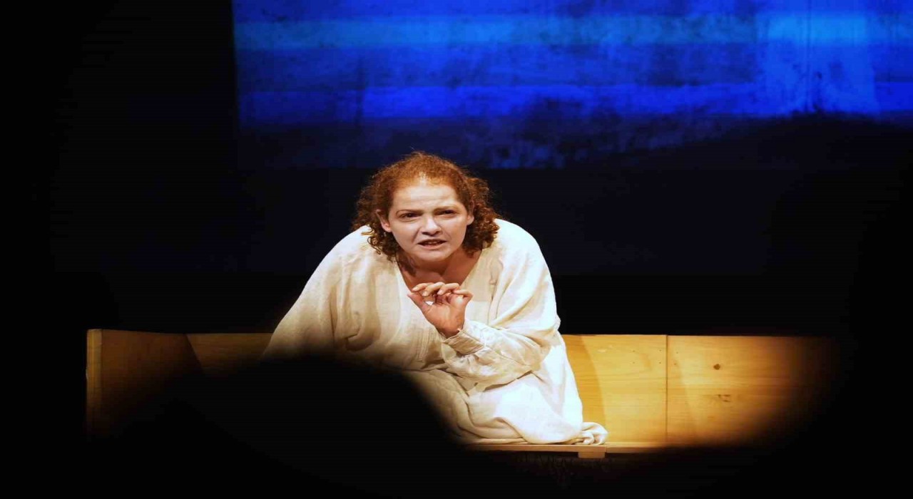 Beşiktaşta Ten Rengi tiyatro oyunu sahnelendi