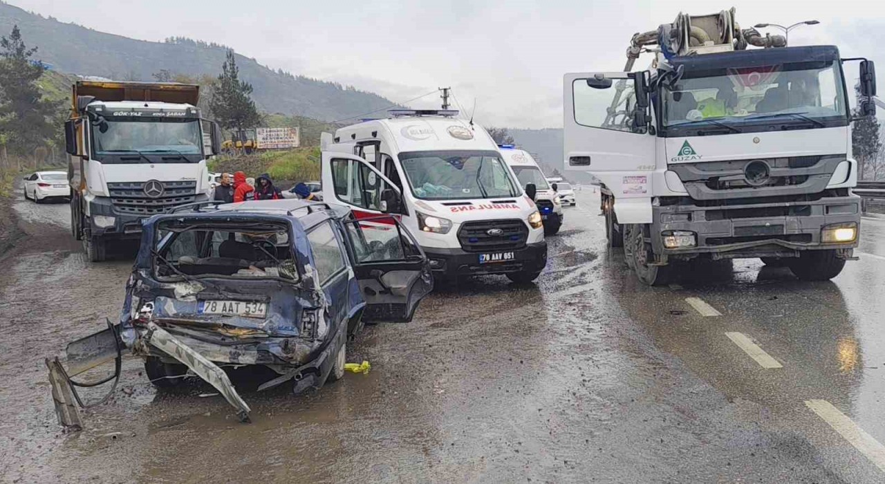 Beton mikseri otomobille çarpıştı: 1i çocuk 5 kişi yaralandı