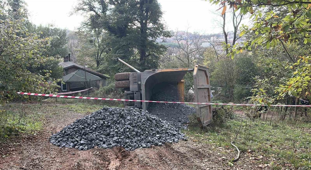 Beykozda mıcır yüklü kamyon devrildi: 1 yaralı