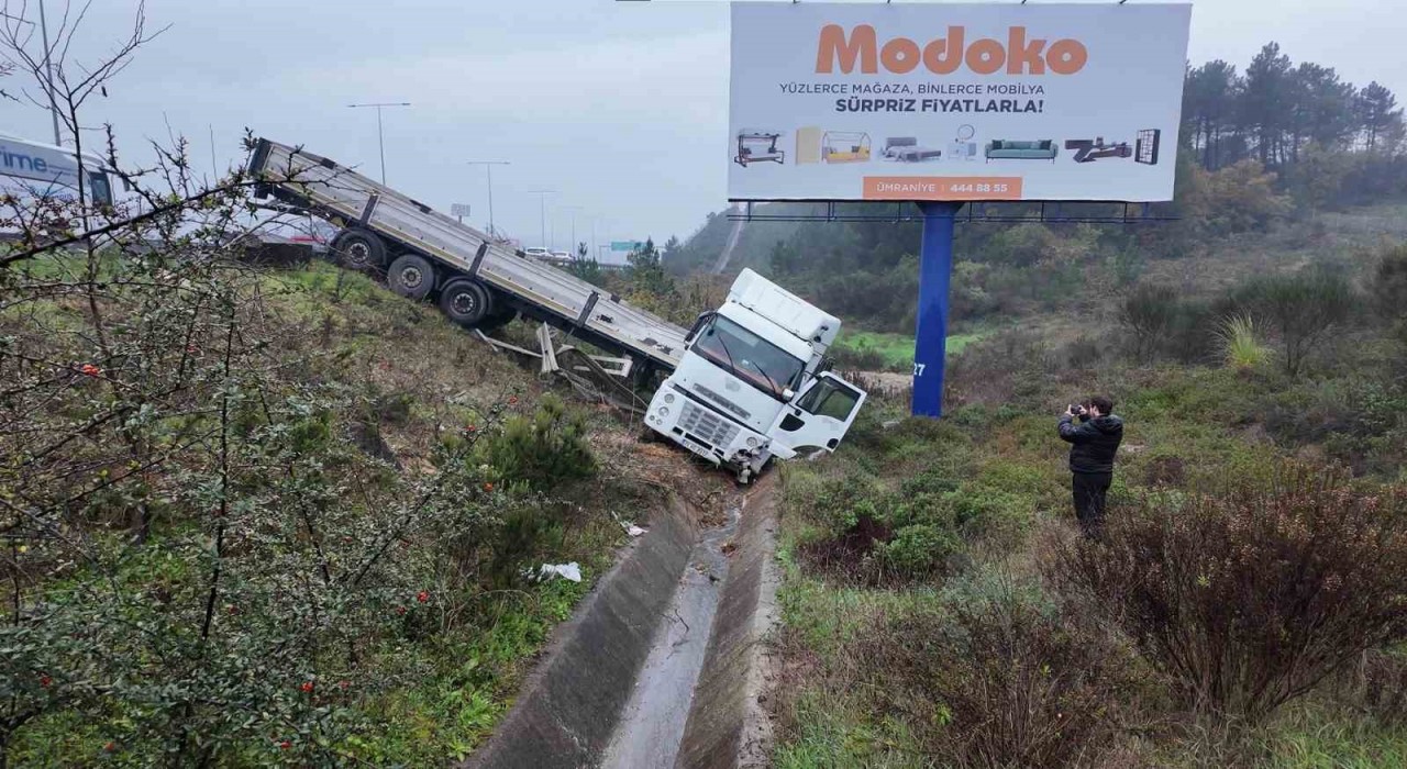 Beykozda sağanak yağış kaza getirdi: Tır devrildi, 1 yaralı