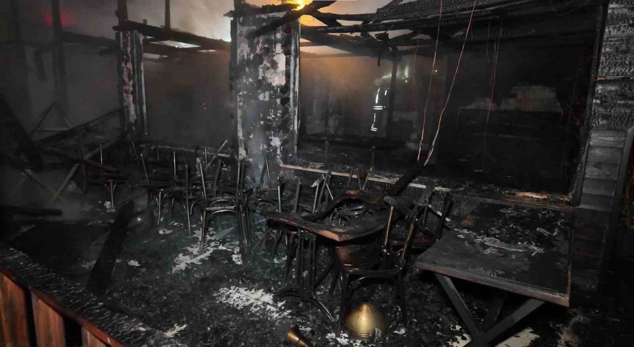 Beykozda şömineden çıkan yangın restoranı küle çevirdi
