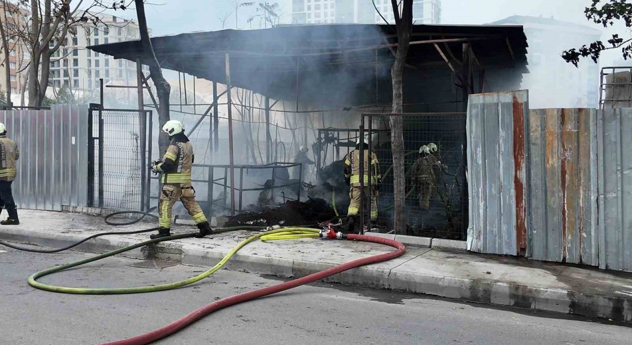 Beylikdüzünde boş kulübe alev alev yandı