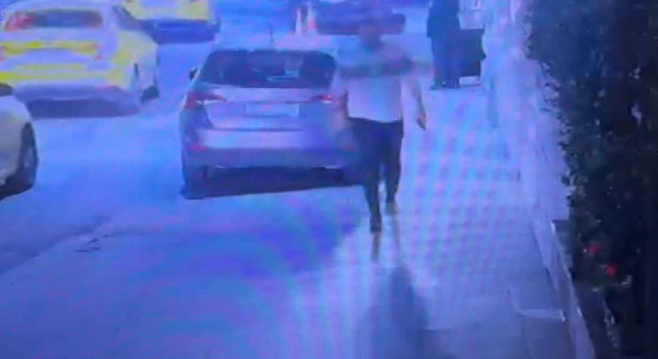 Beyoğlunda bir şahıs rastgele havaya ateş etmeye başladı