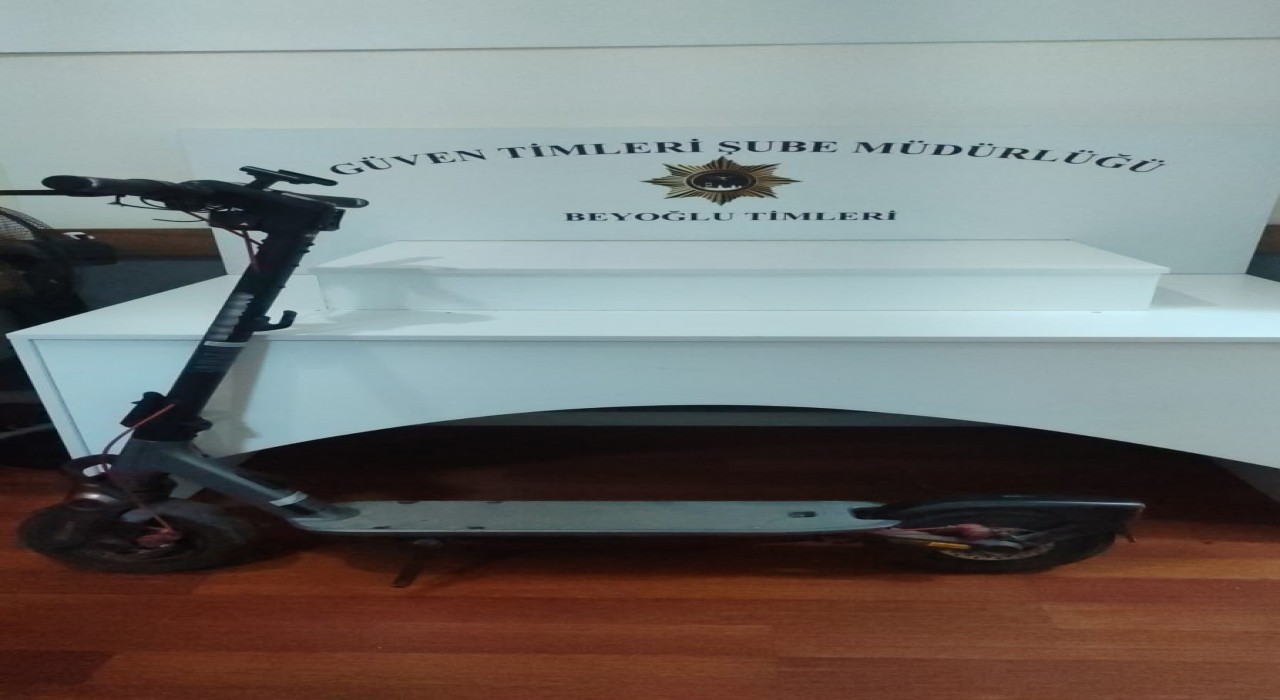 Beyoğlunda scooter hırsızlığı kamerada:  2 gözaltı