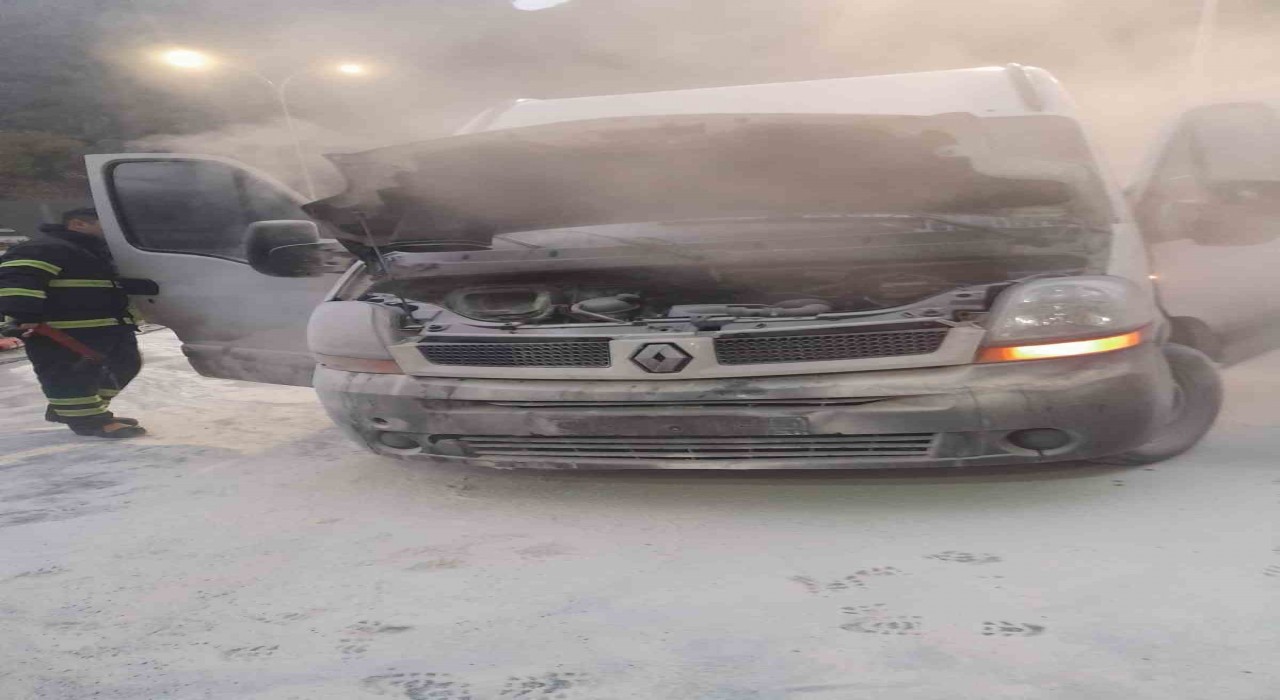 Bilecikte araç yangını büyümeden söndürüldü