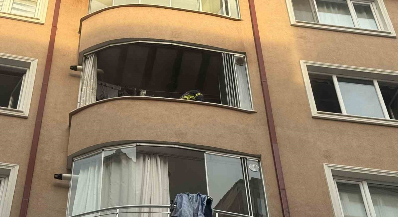 Bilecikte balkonda çıkan yangında bir kişi dumandan etkilendi
