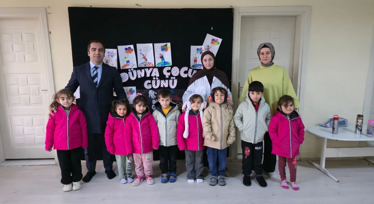 Bilecikte bir hayırseverin mont desteği öğrencileri sevindirdi