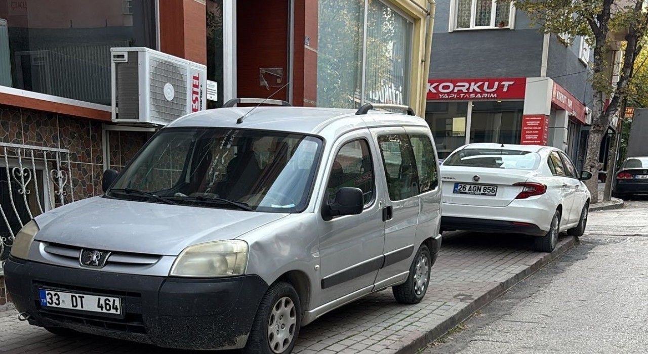 Bilecikte kaldırımdaki araçlar yayaları çileden çıkarıyor