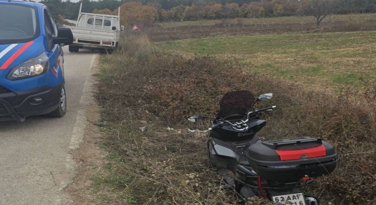 Bilecikte kontrolden çıkan motosiklet devrilirken, 2 kişi yaralandı