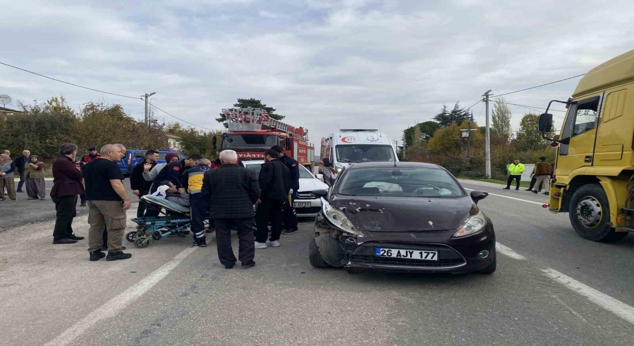 Bilecikte meydana gelen trafik kazasında 2si çocuk 5 kişi yaralandı