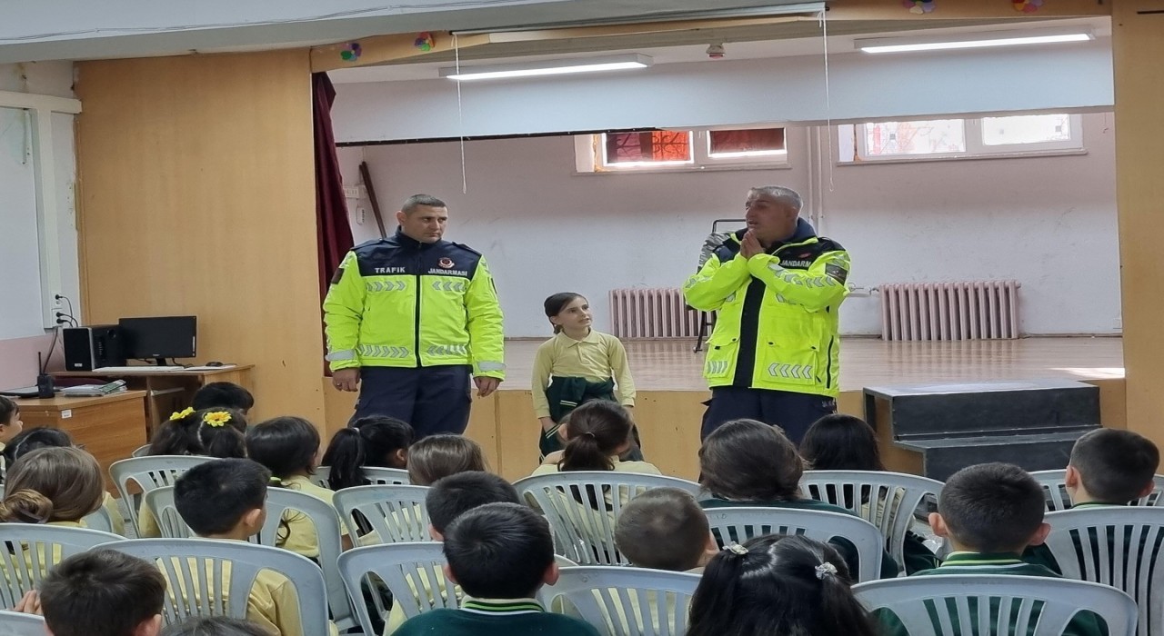 Bilecikte öğrencilere trafik ve emniyet kemeri eğitimi verildi