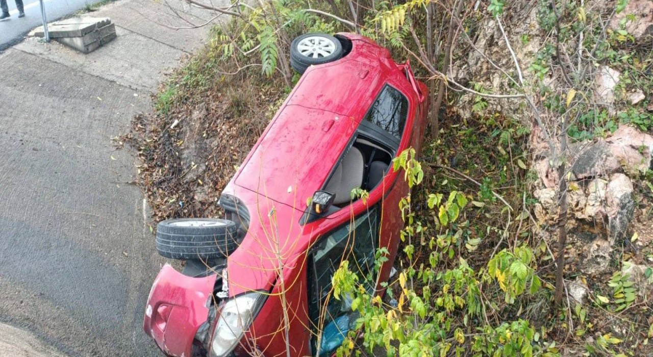 Bilecikte takla atan otomobil yan yattı: 3 yaralı