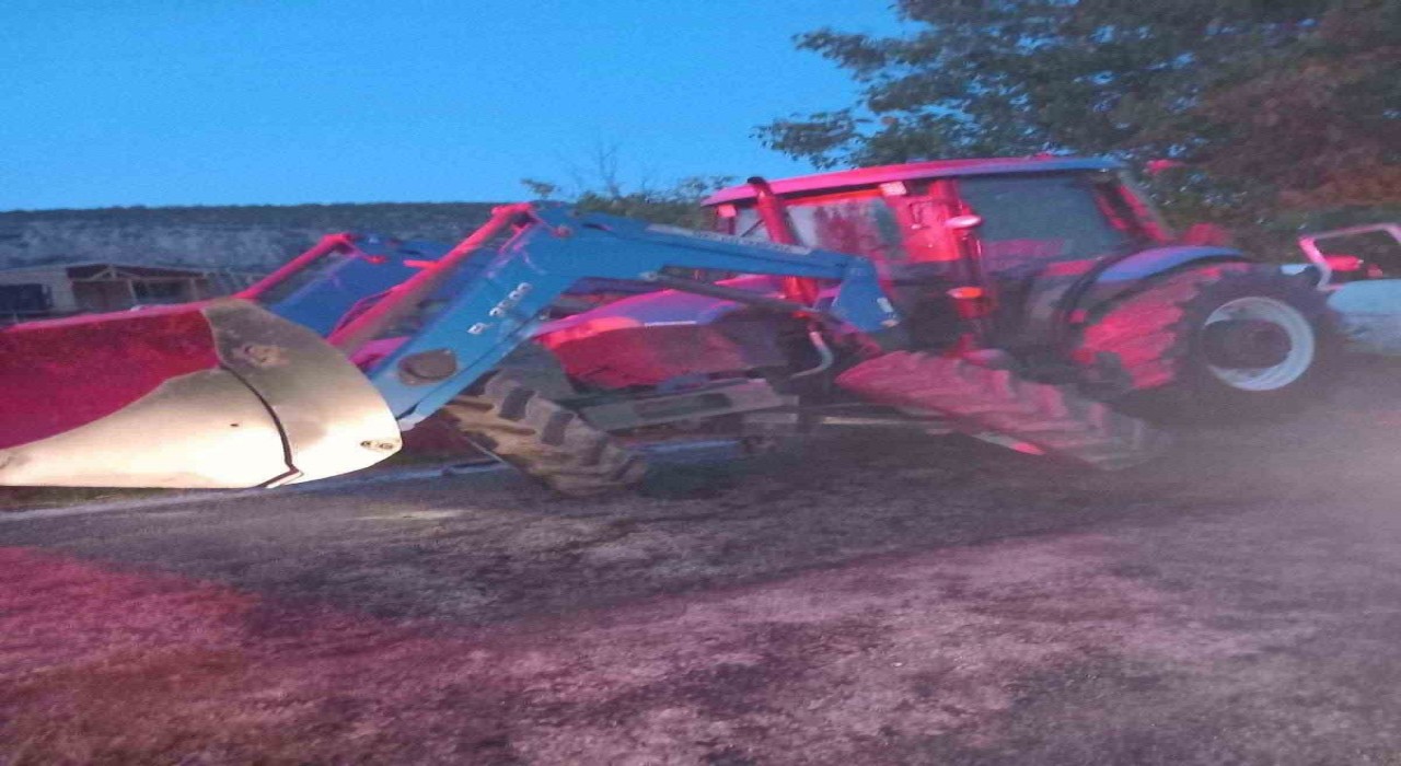Bilecikte traktör ile minibüs çarpıştı: 3 yaralı