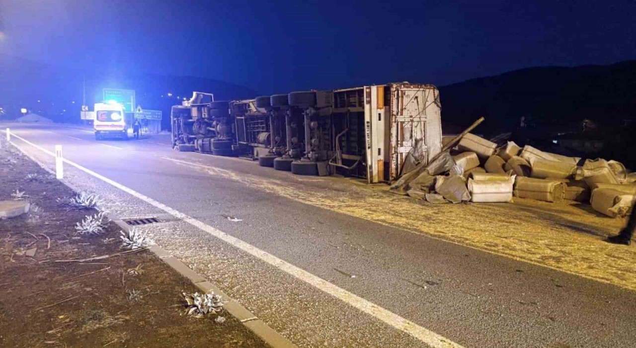 Bingölde saman yüklü kamyon devrildi