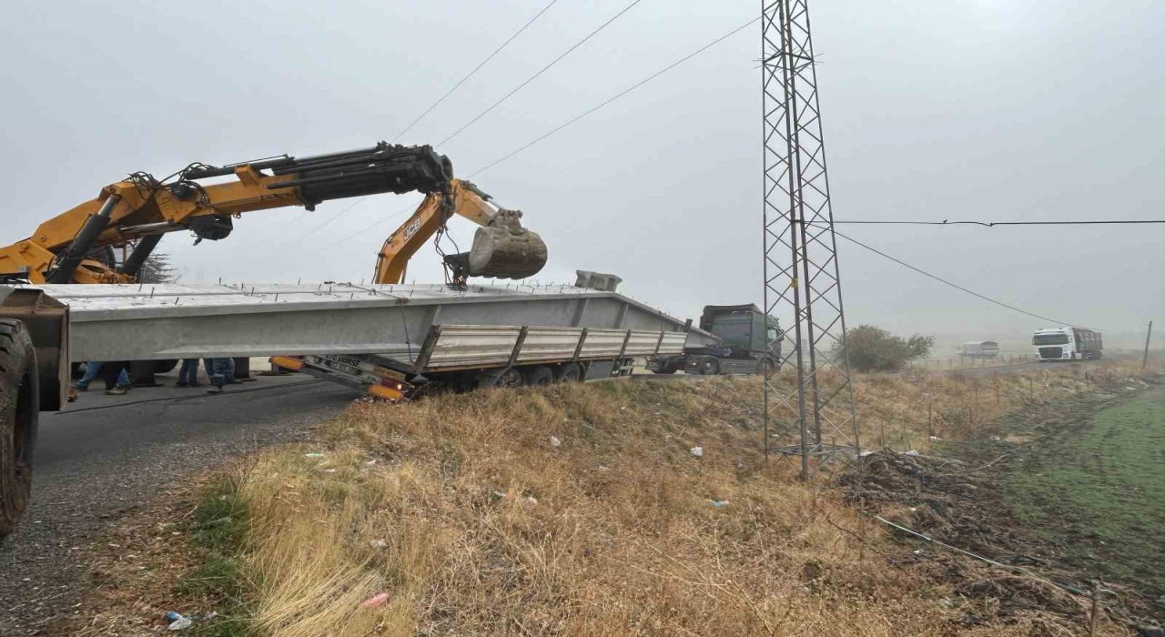 Bingölde virajı alamayan tır yan yattı