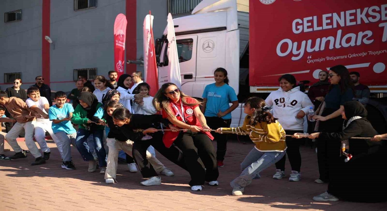 Bir tır dolusu mutluluk Manisaya geliyor