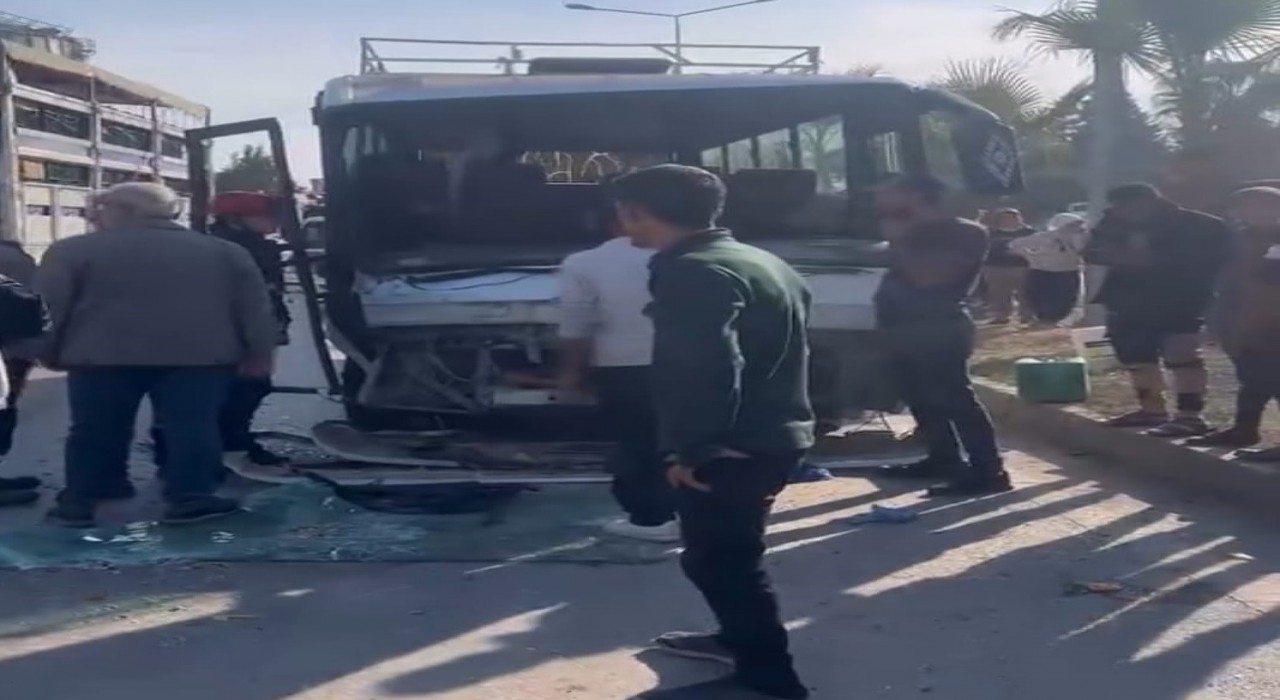 Biri işçi servisi 3 aracın karıştığı kazada 4 kişi yaralandı